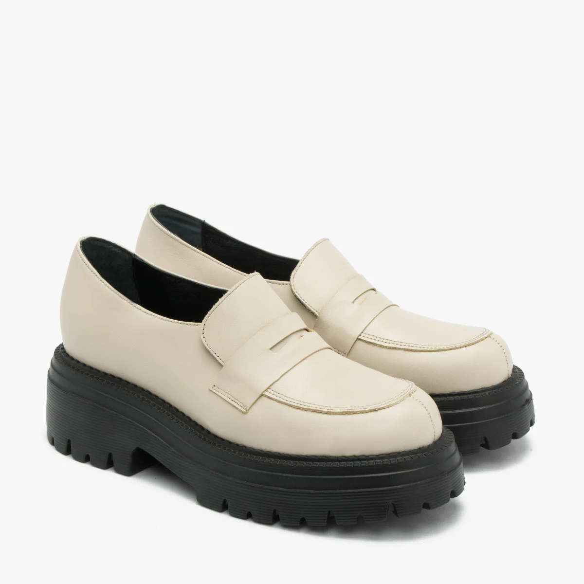 Kremowe mokasyny na grubej podeszwie