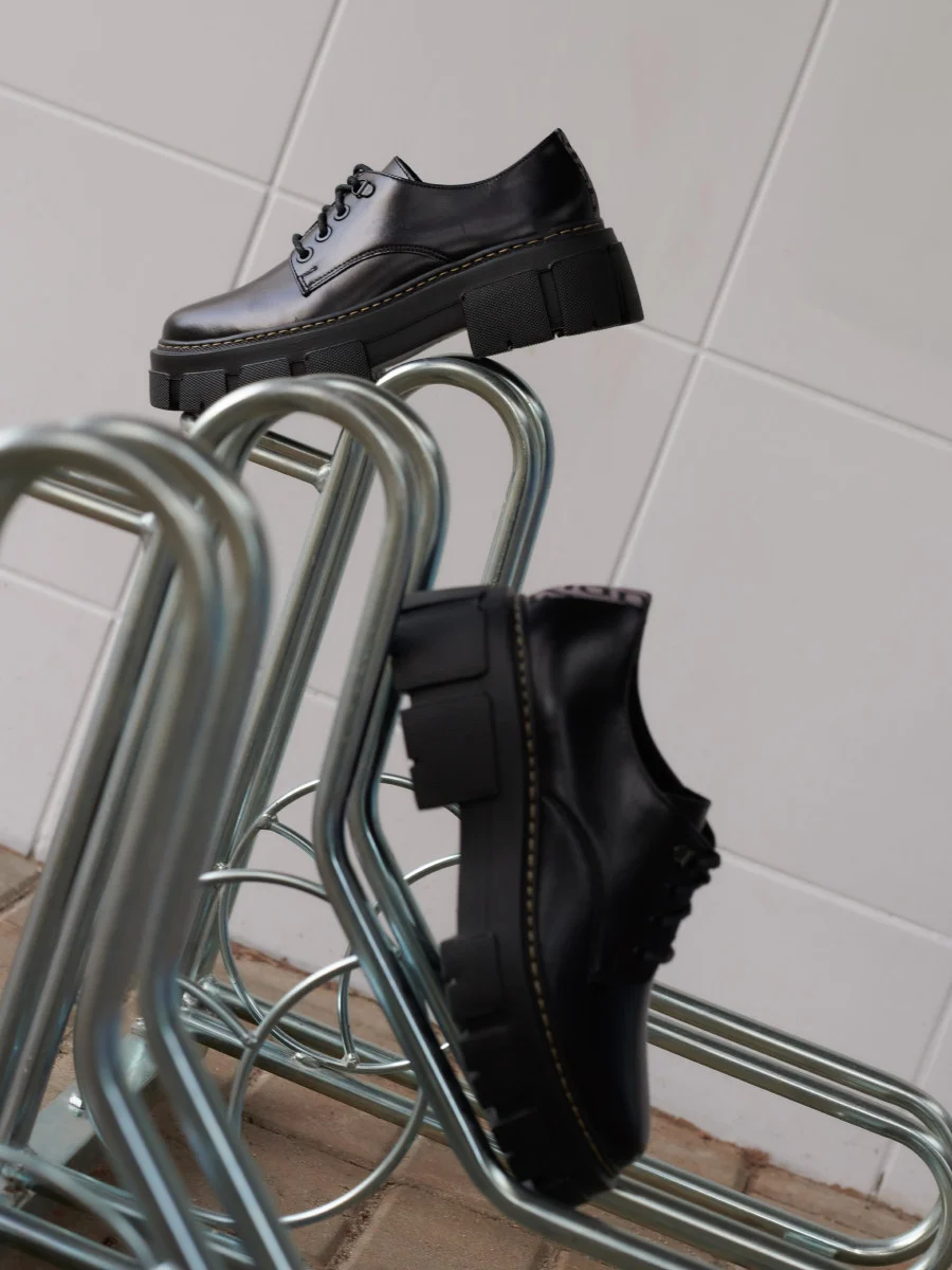 Czarne półbuty na lekkiej podeszwie