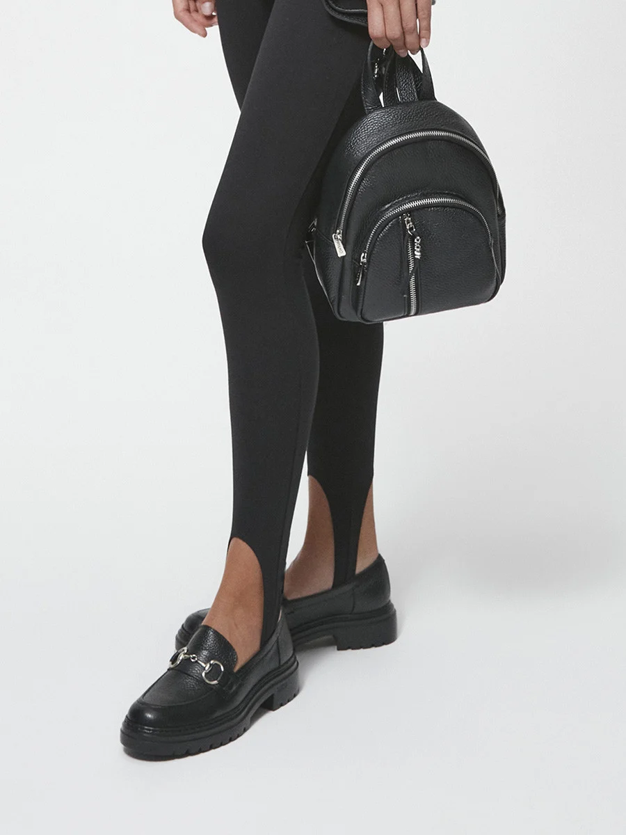 Czarne mokasyny ze złotą ozdobą