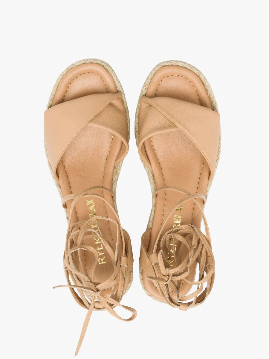 Beżowe sandały na koturnie