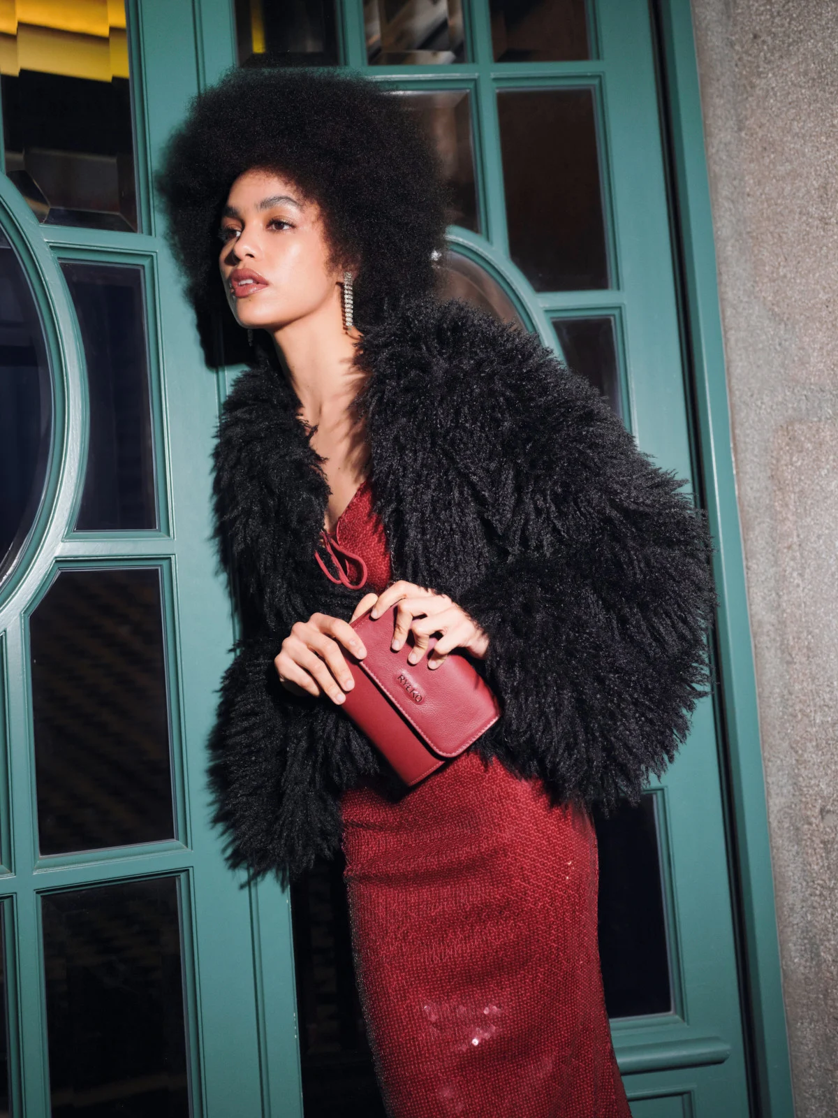 Bordowa torebka typu kopertówka na łańcuszkowym pasku