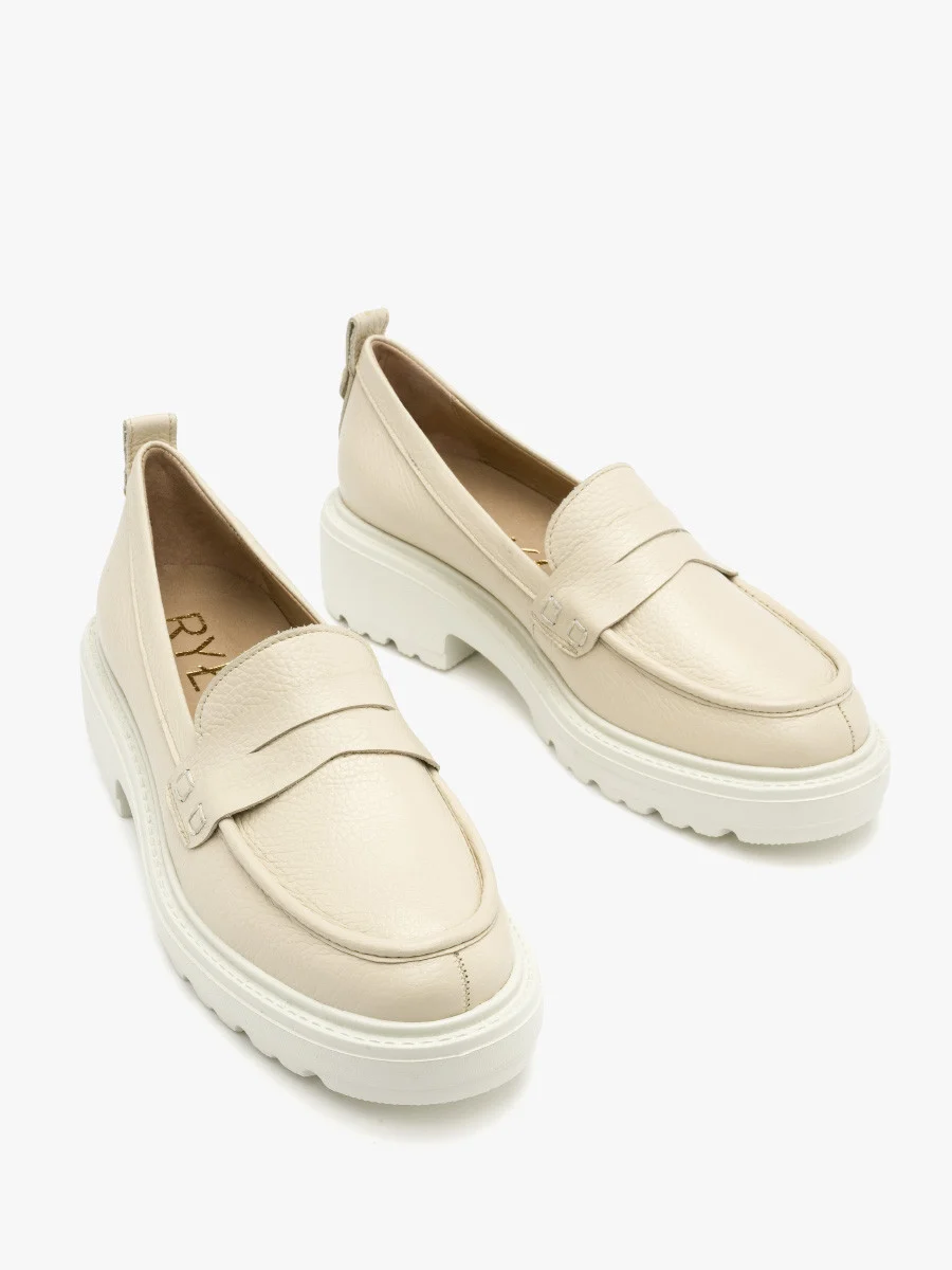 Kremowe mokasyny z ozdobną cholewką