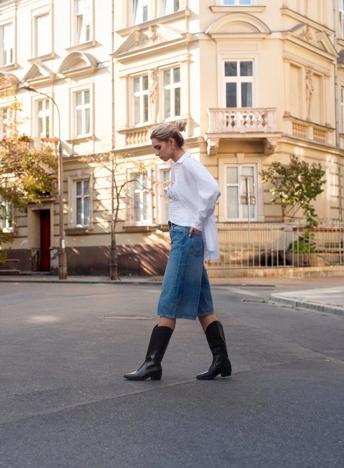 Czarne kozaki typu kowbojki z dekoracyjnym haftem
