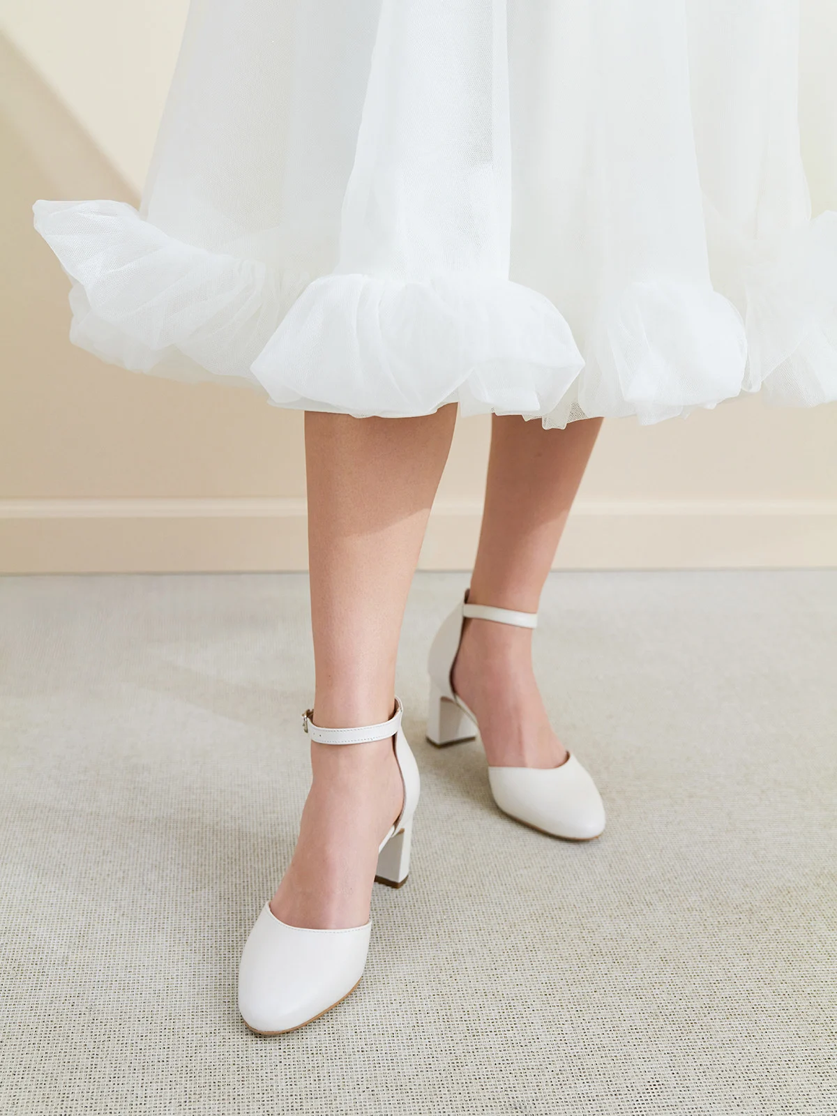 Kremowe czółenka z paskiem wokół kostki