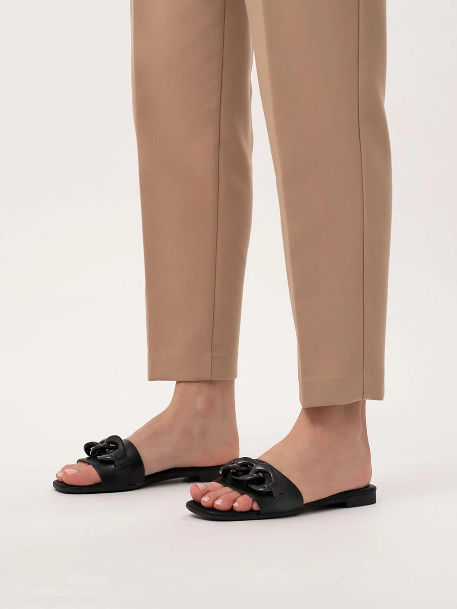 Czarne klapki z masywnym łańcuchem