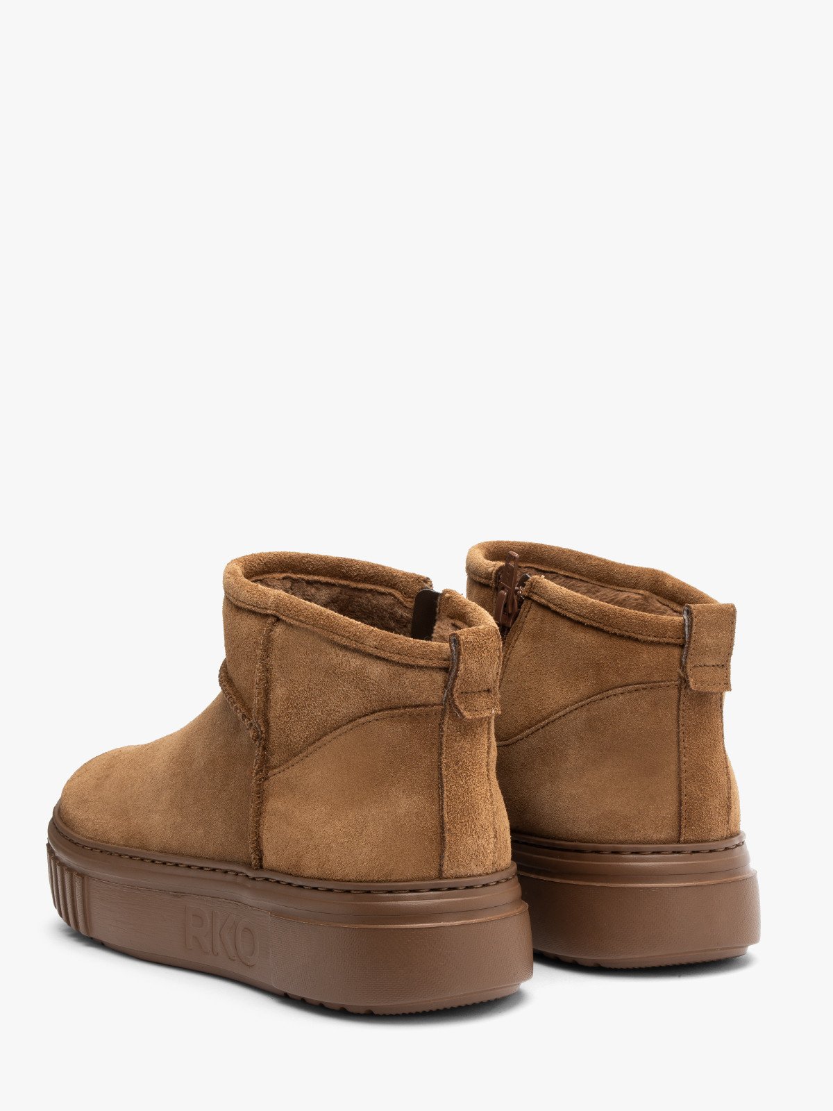 Rude, welurowe śniegowce na lekkim spodzie