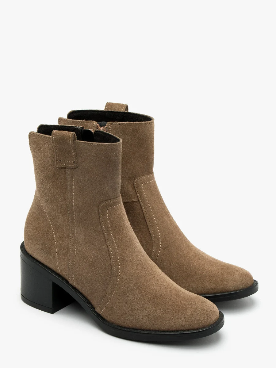 Piaskowe botki na obcasie