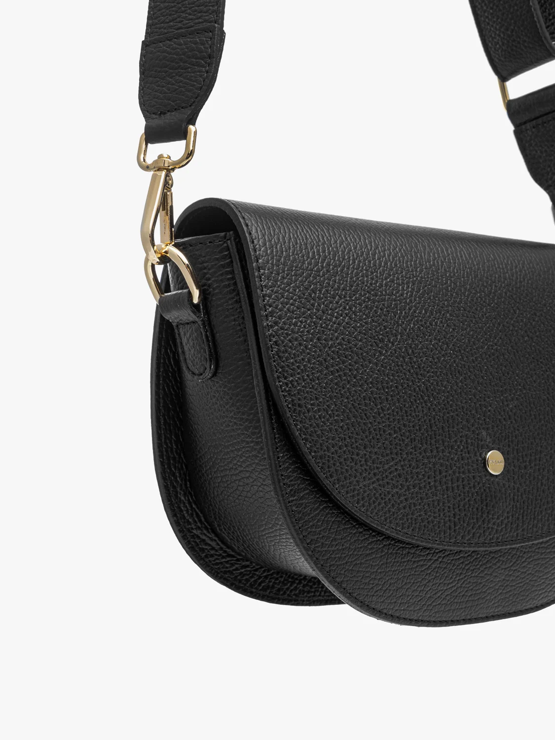 Czarna torebka średniej wielkości