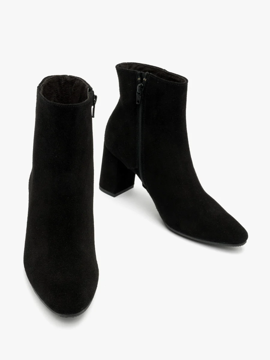 Czarne botki na słupku