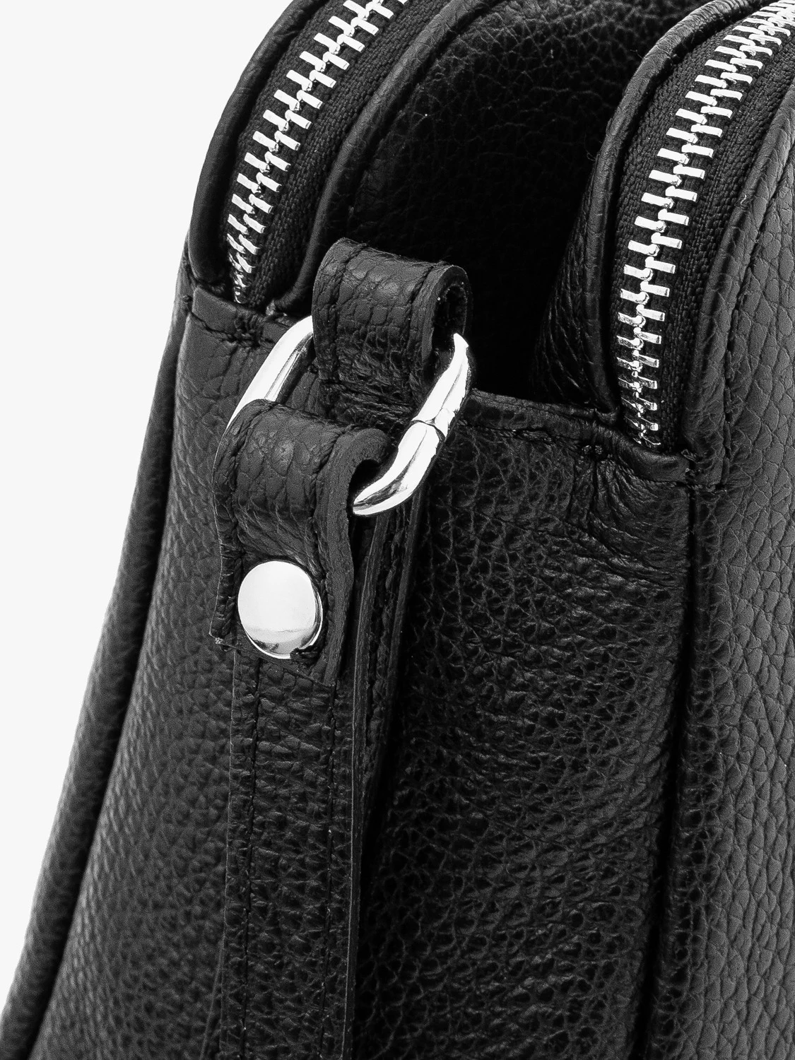 Czarna torebka z regulowanym paskiem