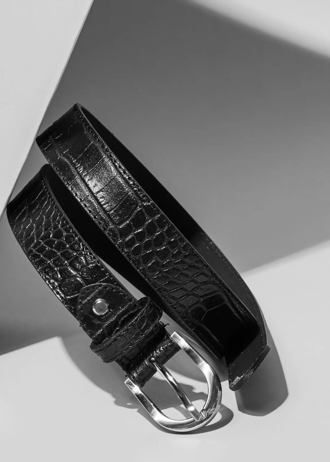 Czarny pasek damski ze srebrną klamrą