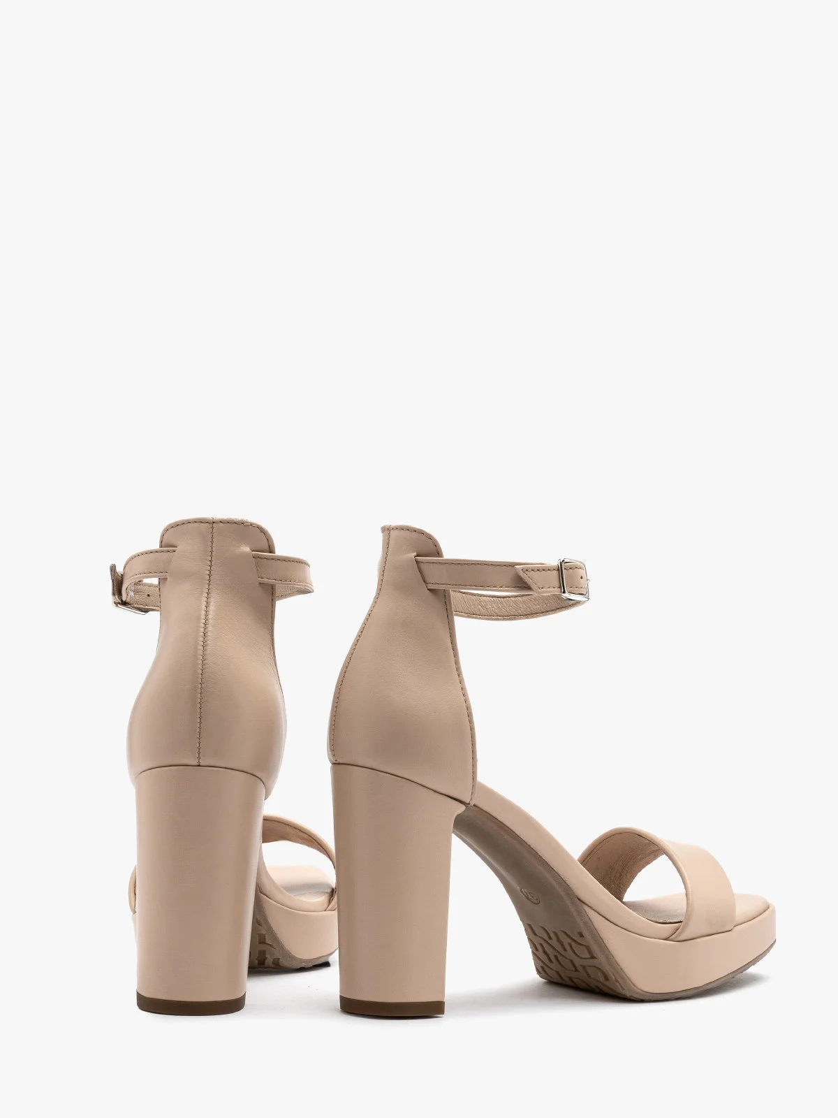 Beżowe sandały na wysokim słupku oraz balu