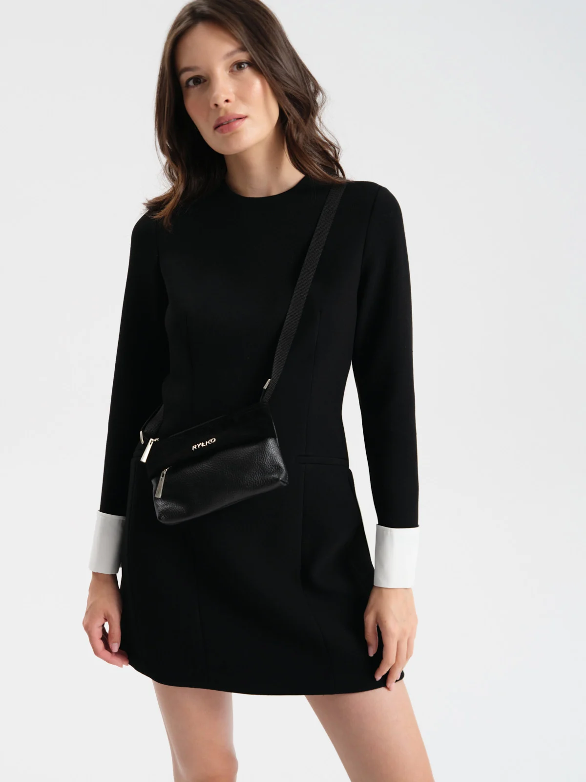 Mała, czarna torebka na pasku z taśmy