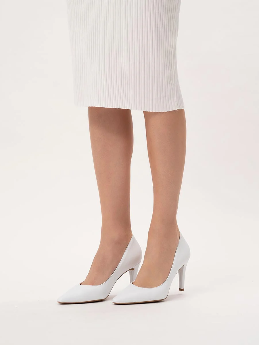Białe czółenka na szpilce
