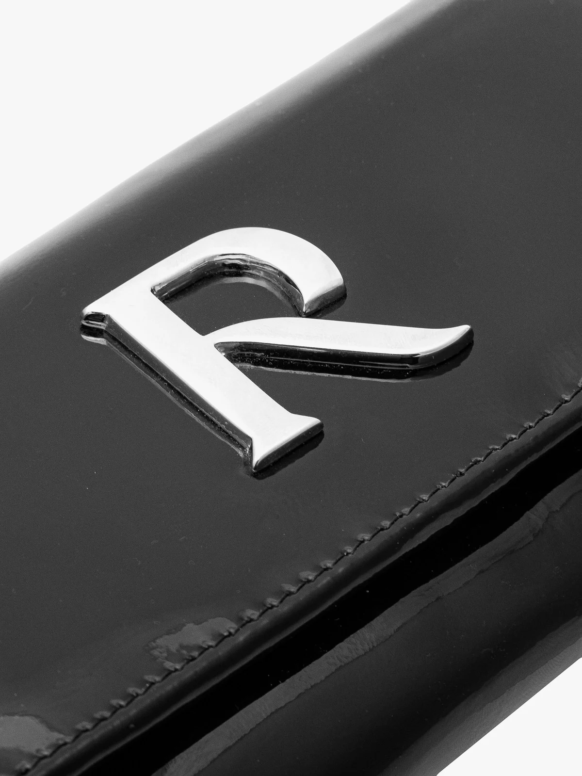 Lakierowany portfel damski w czarnym kolorze