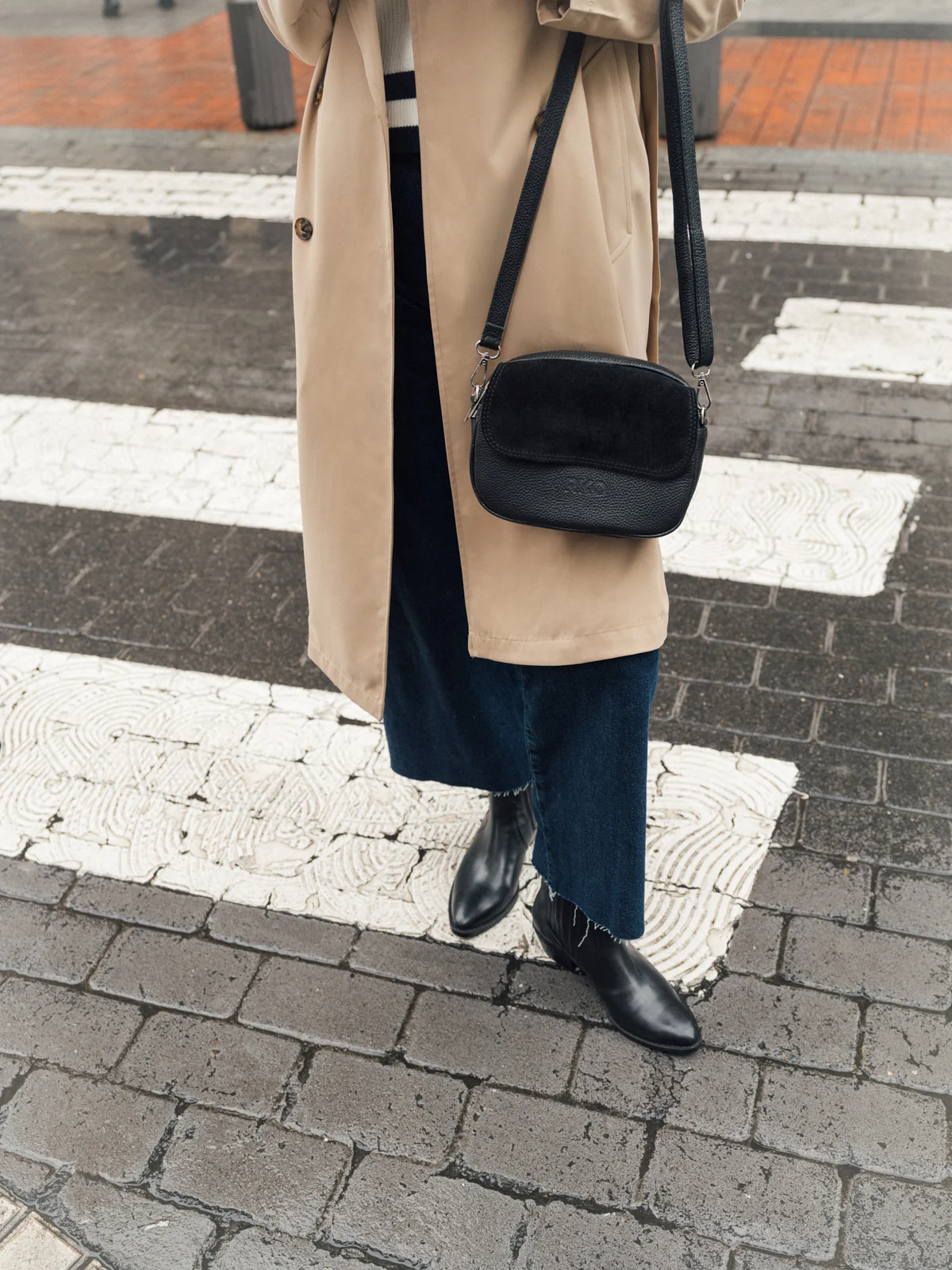 Czarna torebka typu listonoszka z ozdobną welurową klapą