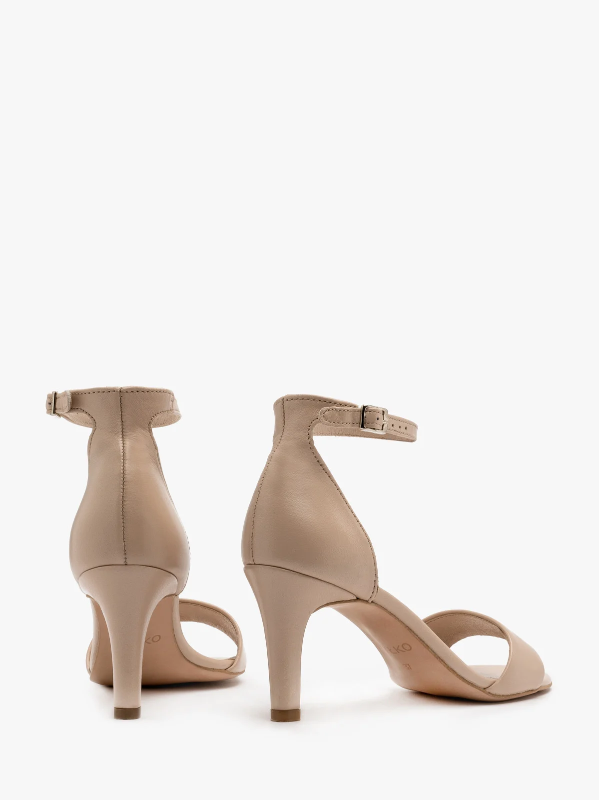 Sandały w kolorze beżowym na szpilce