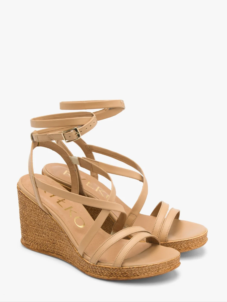 Beżowe sandały na koturnie