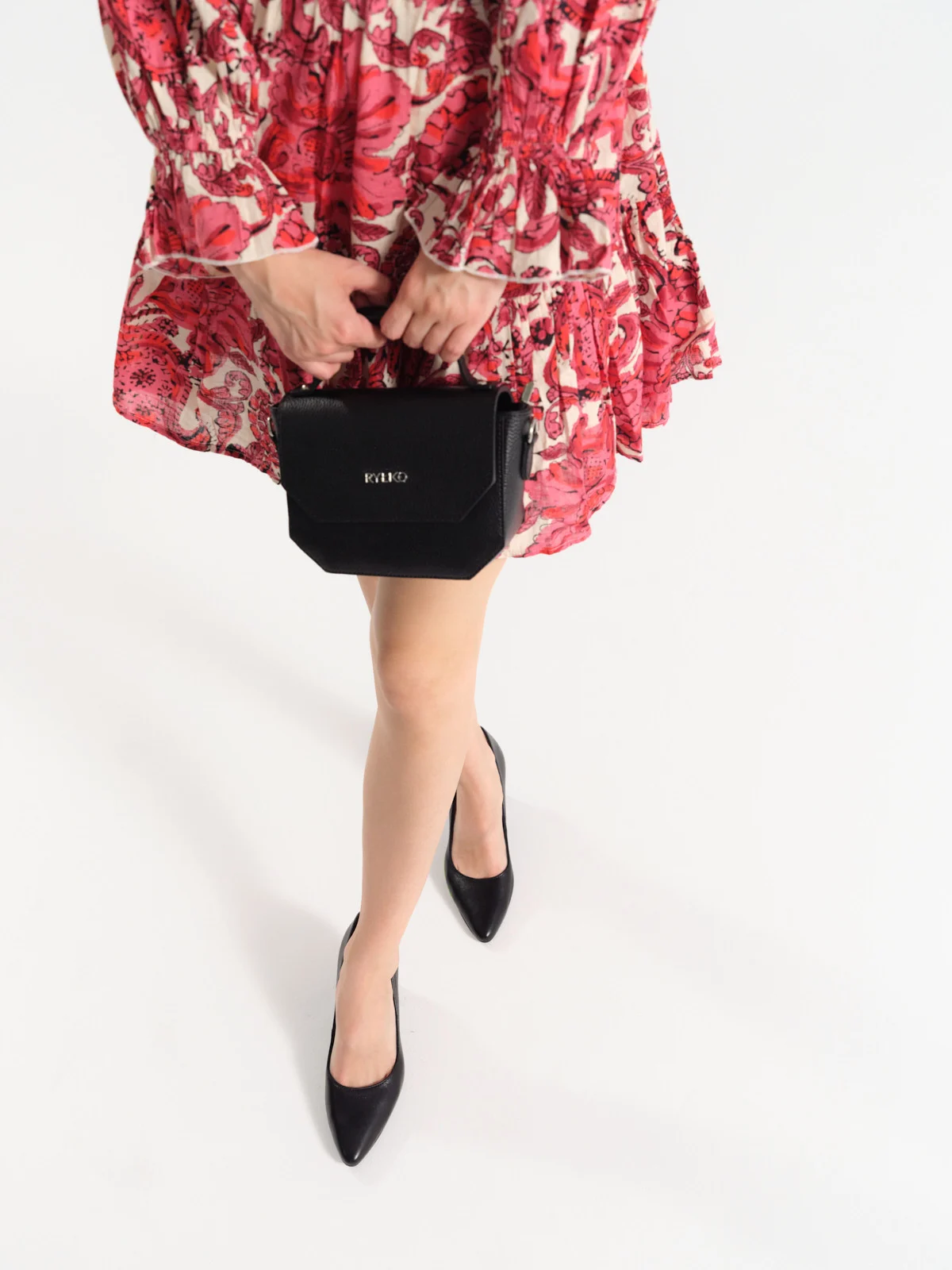 Czarne czółenka na szpilce