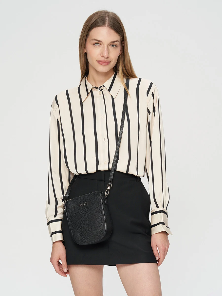 Mała, czarna torebka  ze srebrnym logotypem