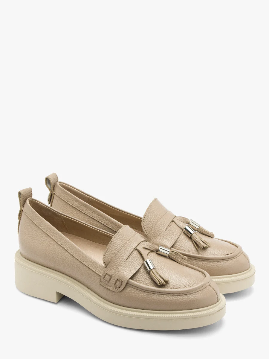 Beżowe mokasyny z ozdobnymi frędzlami