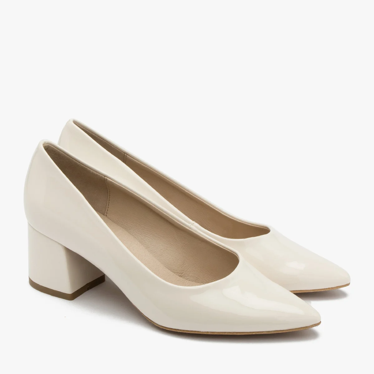 Kremowe czółenka na masywnym obcasie