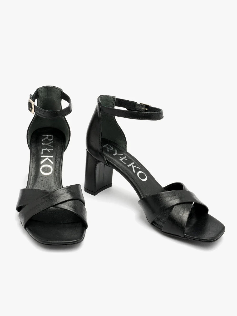 Czarne sandały na oblekanym obcasie