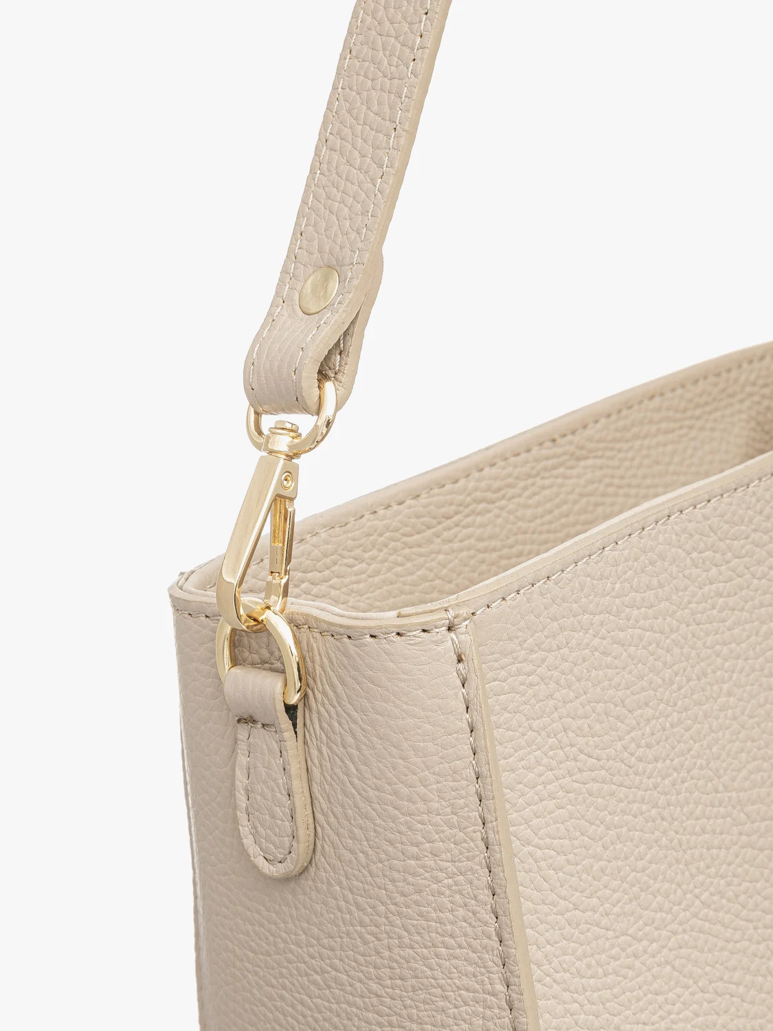 Beżowa torebka średniej wielkości