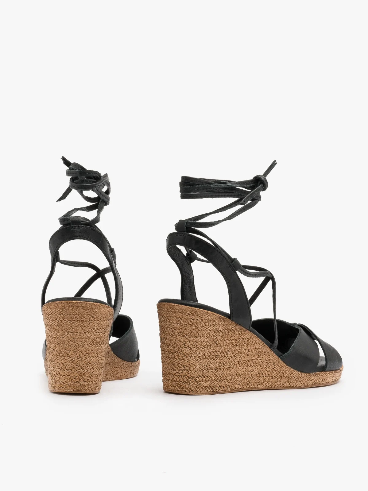 Czarne sandały z ozdobnymi paseczkami