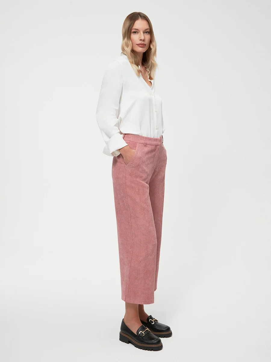 Czarne mokasyny ze złotą ozdobą