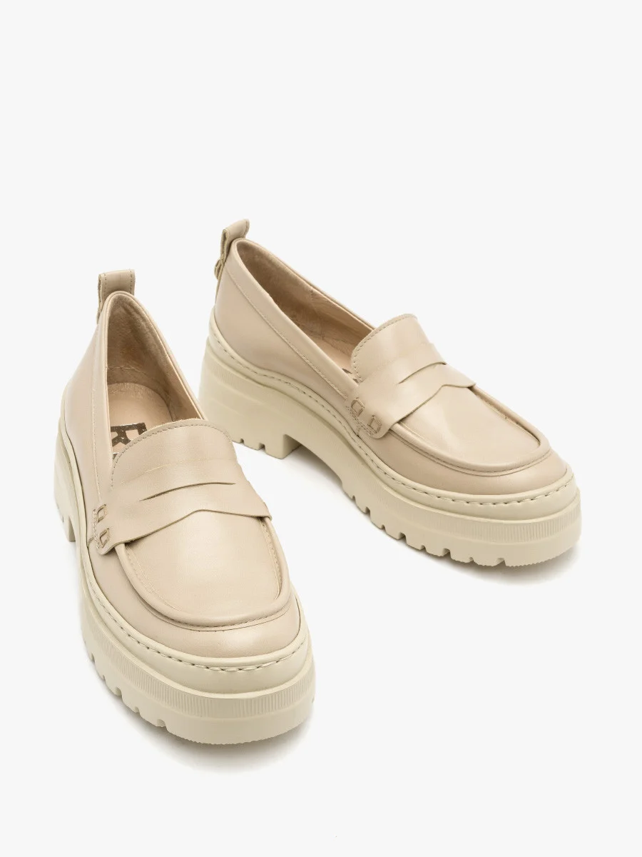 Beżowe mokasyny na masywnej podeszwie