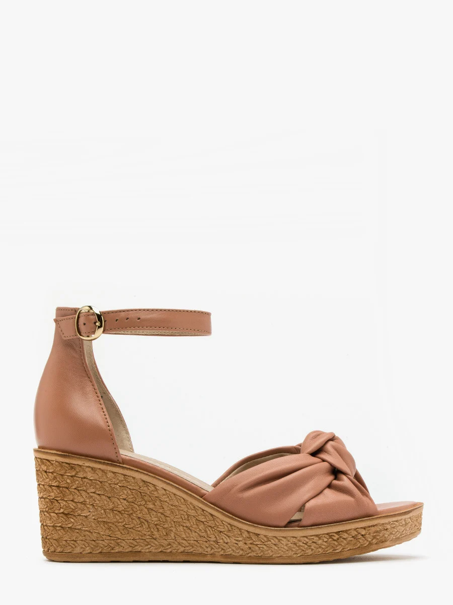 Różowe sandały z ozdobną cholewką