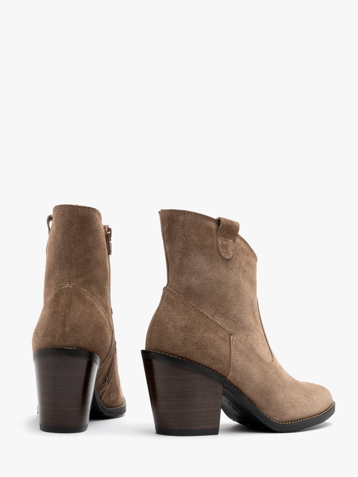 Welurowe botki typu kowbojki z ozdobną cholewką