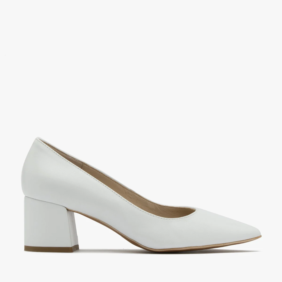 Białe czółenka na masywnym obcasie