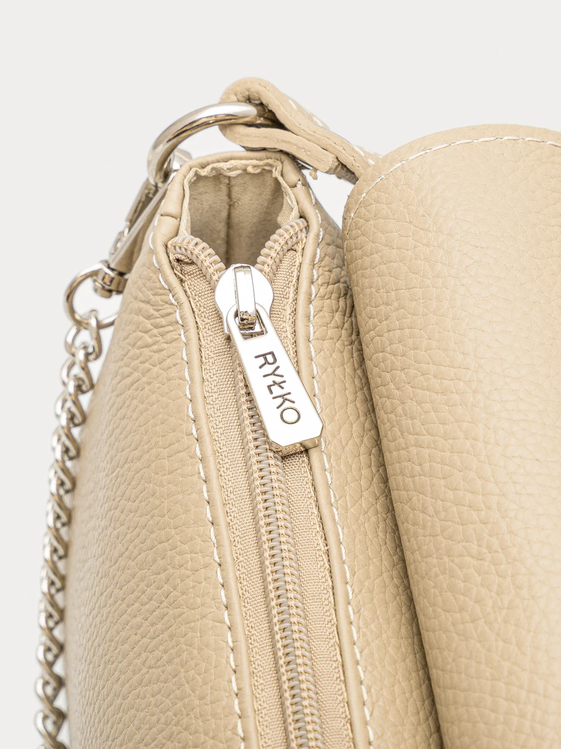 Mała beżowa torebka z łańcuszkiem