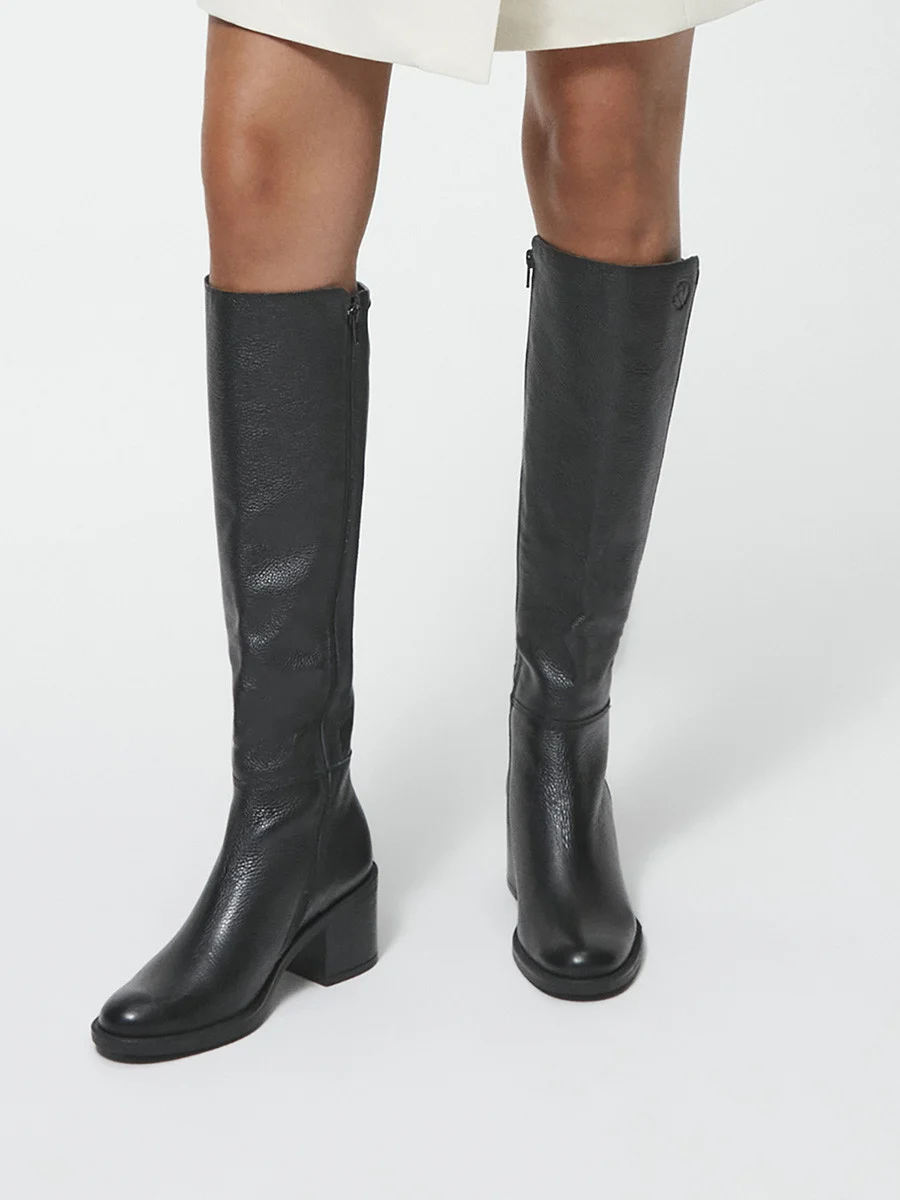 Czarne kozaki damskie z wąską cholewką