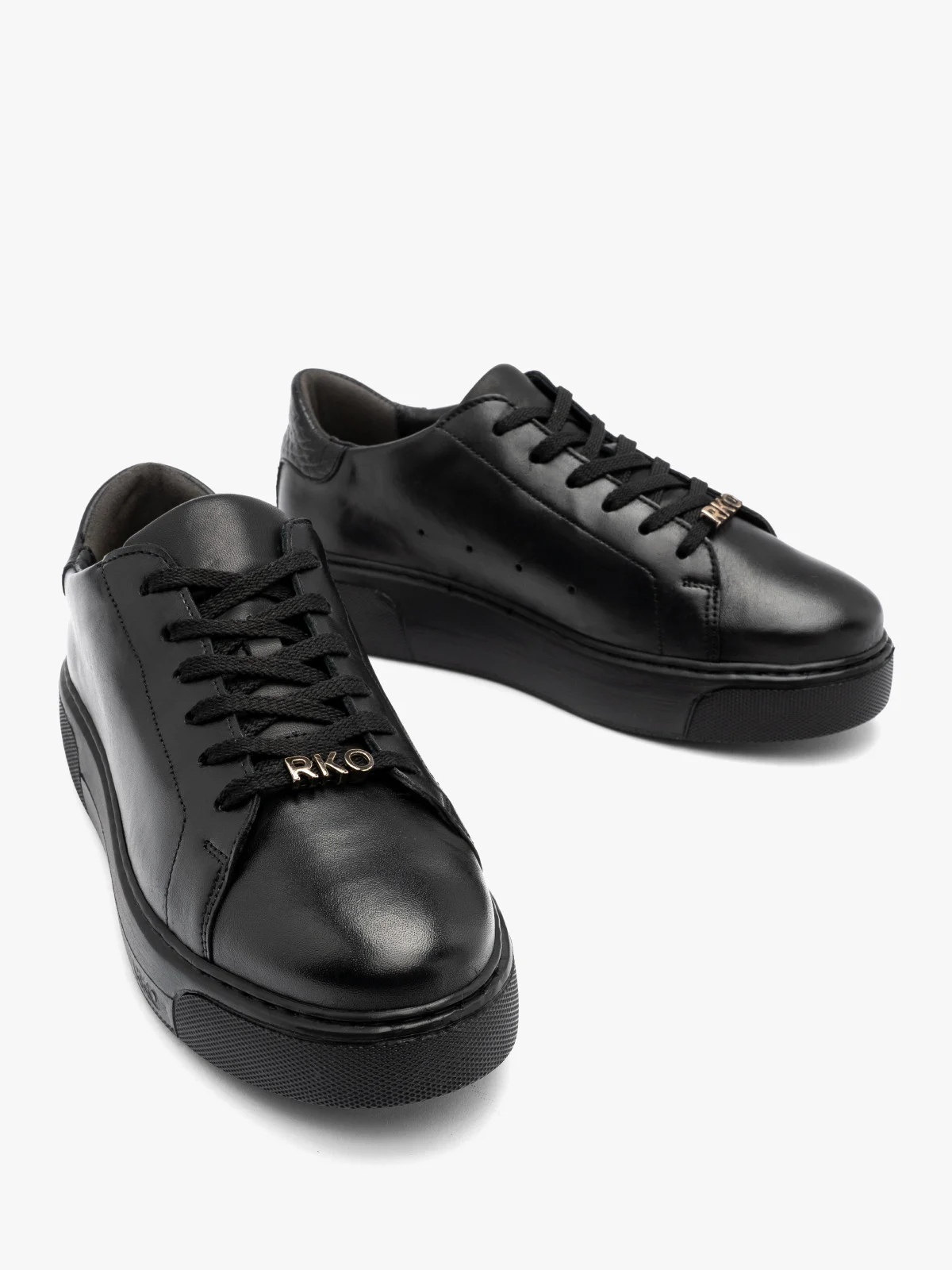 Czarne półbuty damskie w sportowym stylu na grubej podeszwie