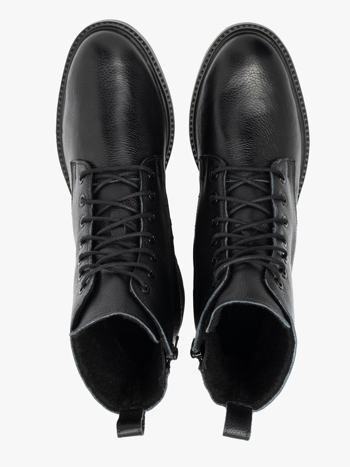 Czarne, sznurowane trzewiki na płaskim spodzie