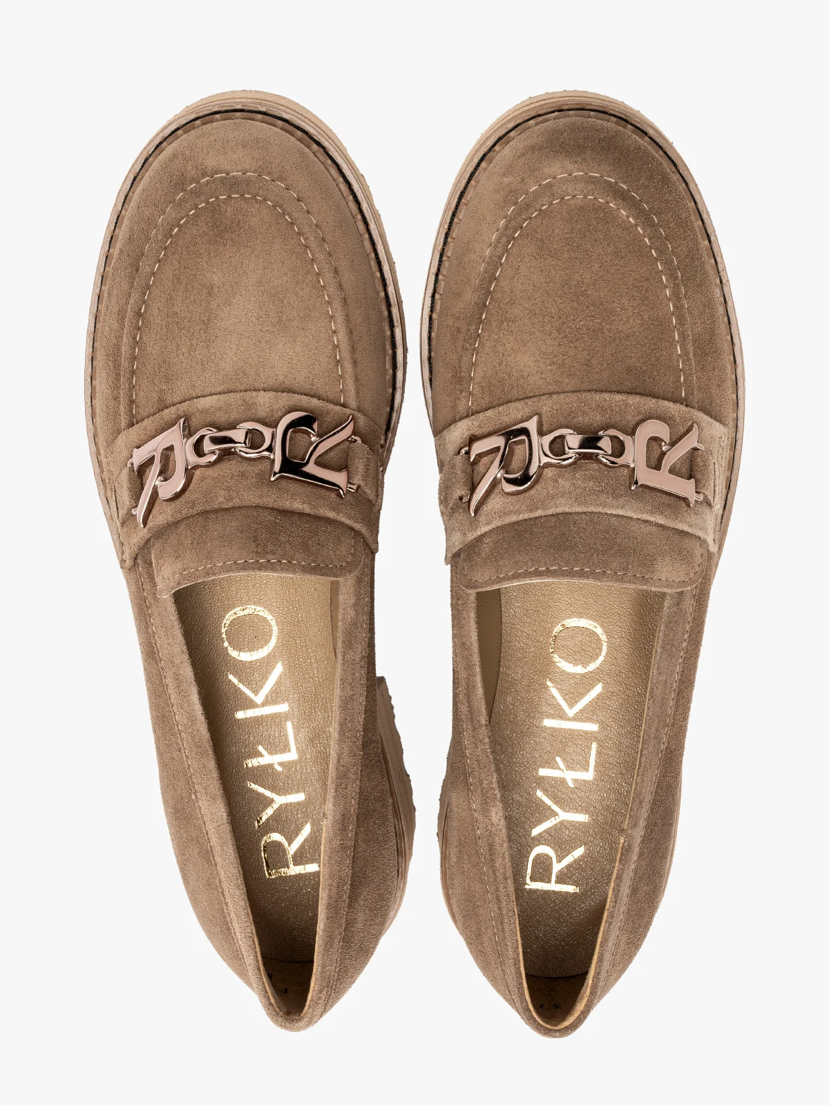 Piaskowy mokasyn z ozdobą na cholewce