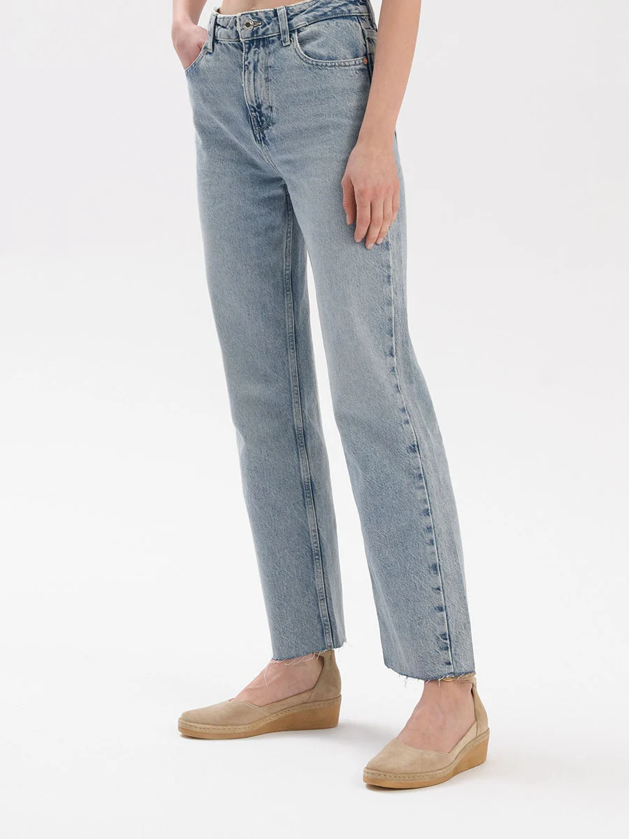 Piaskowe czółenka na platformie z paskiem wokół kostki