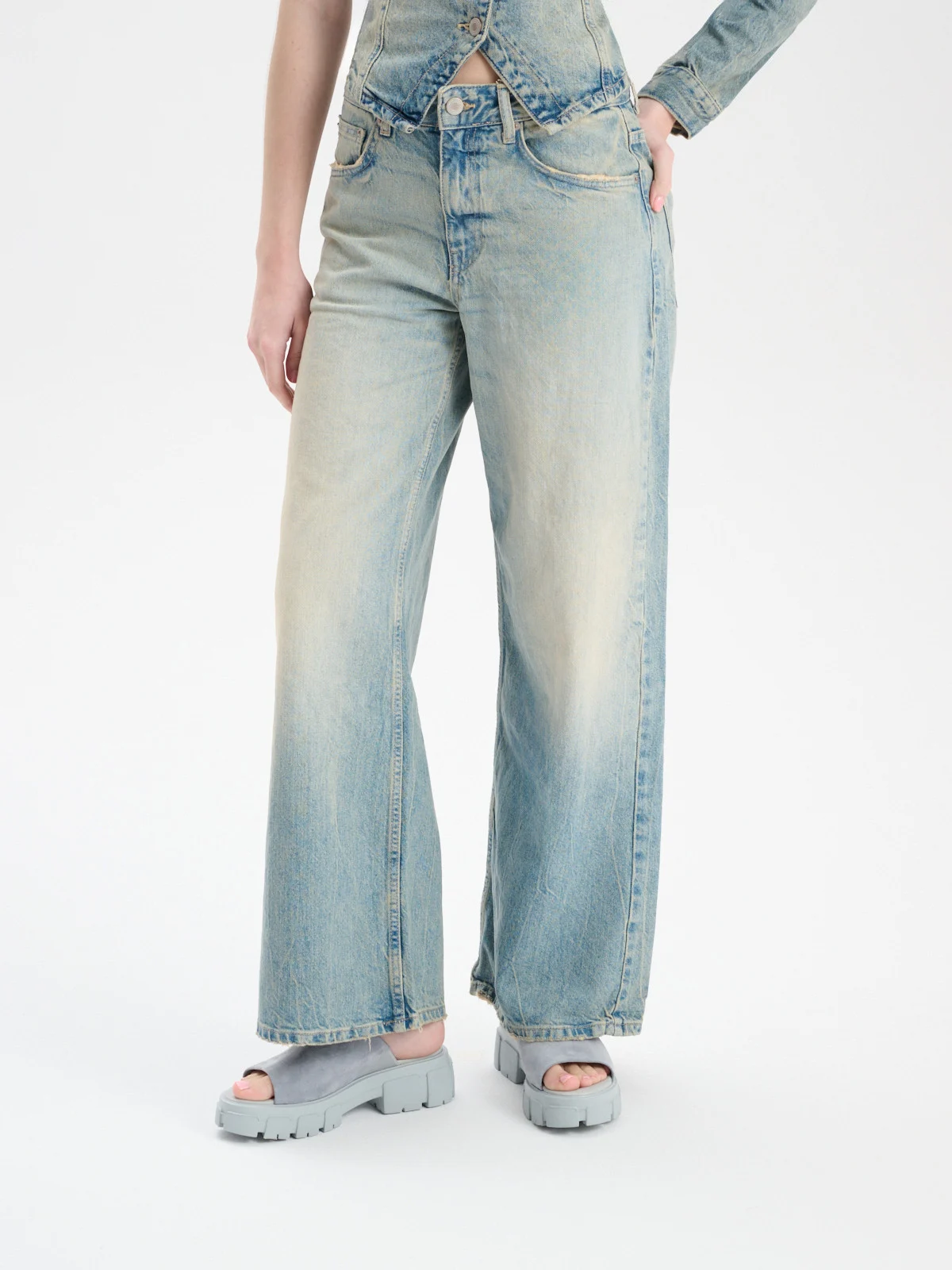 Niebieskie klapki na masywnym spodzie