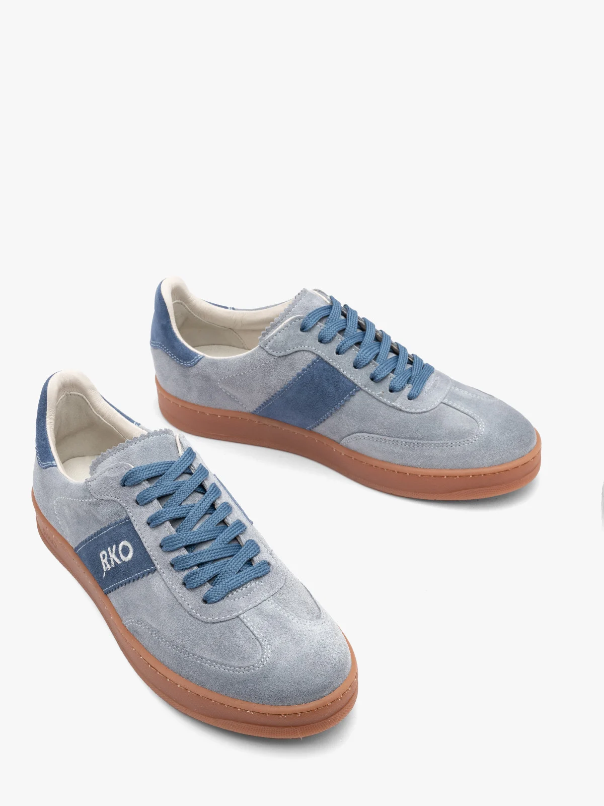 Niebieskie, sportowe półbuty na beżowym spodzie