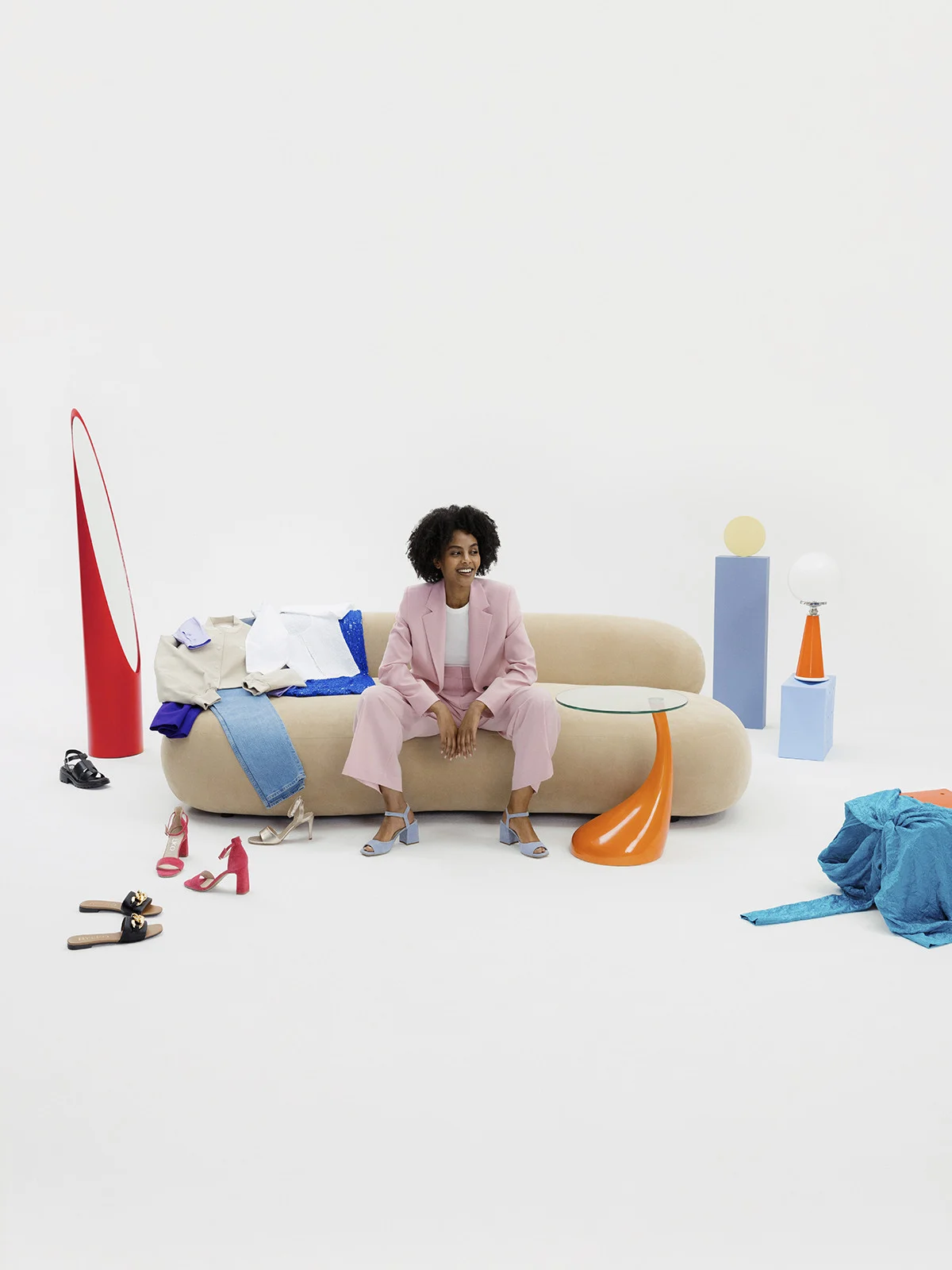 Niebieskie sandały na masywnym słupku