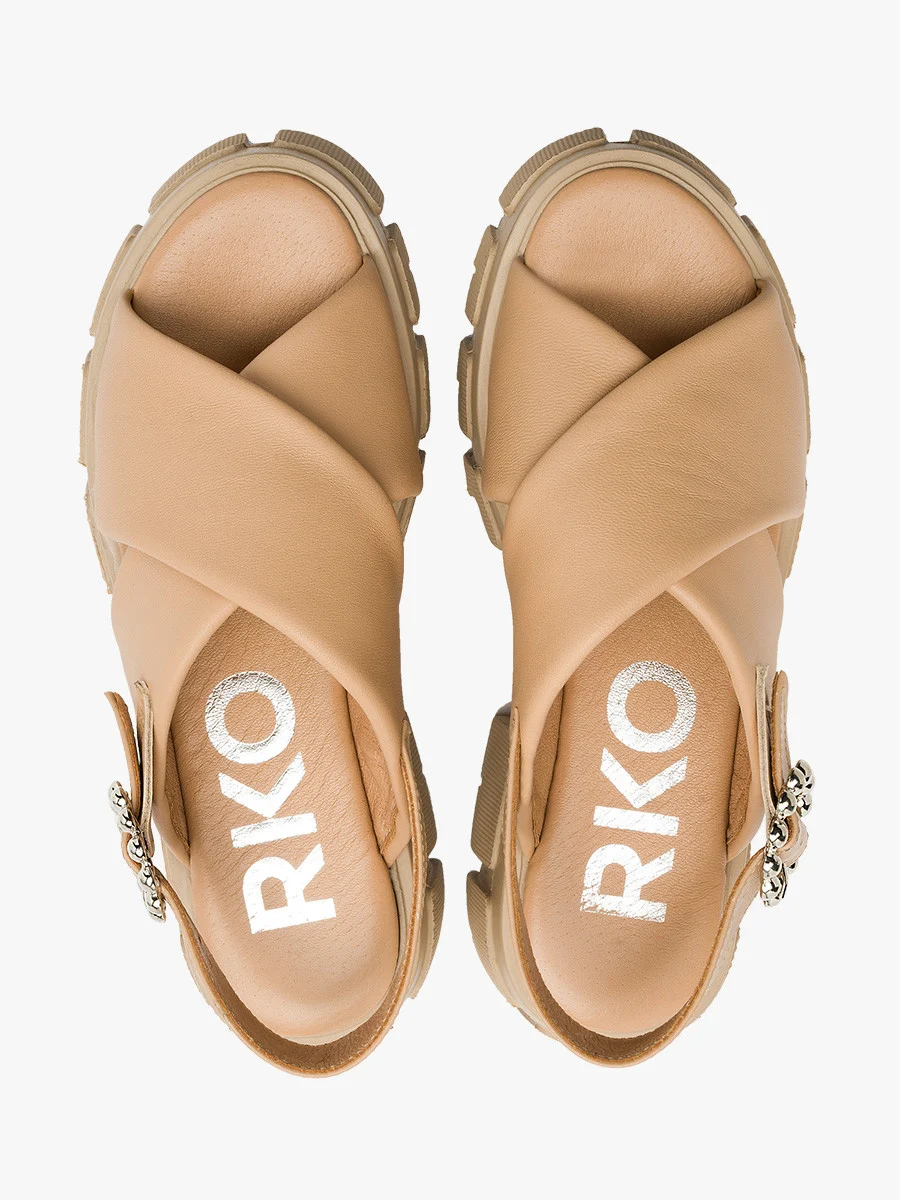 Beżowe sandały z ozdobną klamrą