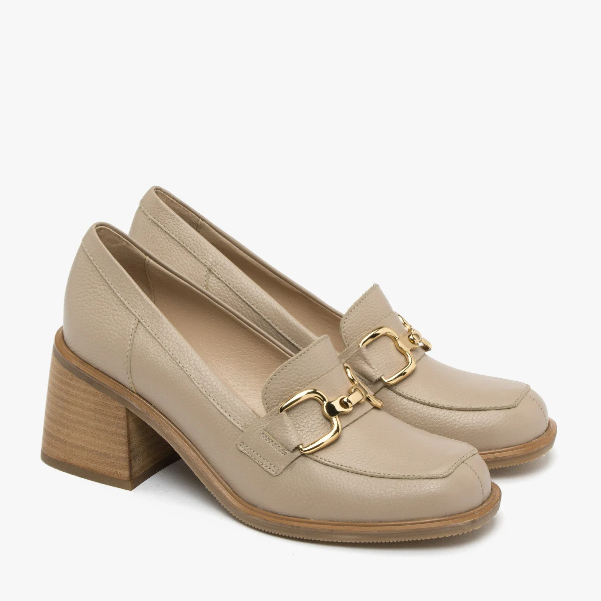 Beżowe mokasyny ze złotą ozdobą