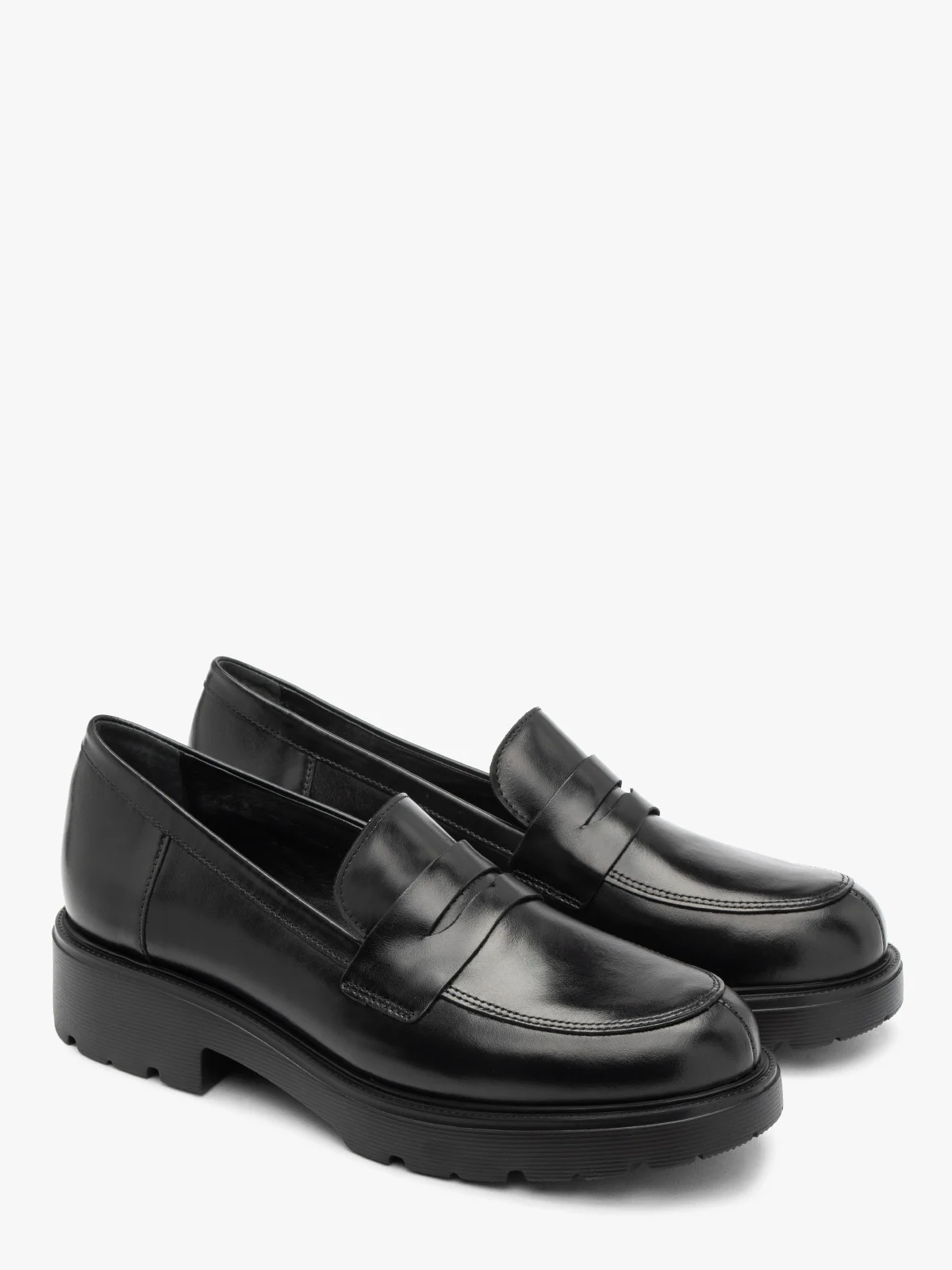 Czarne mokasyny na masywnej podeszwie