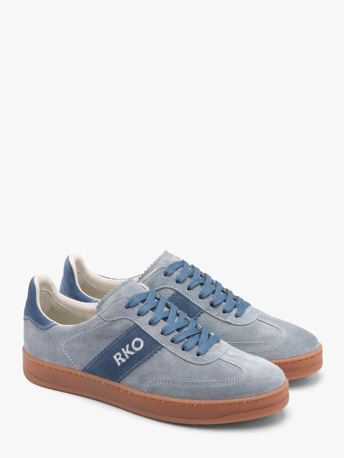 Niebieskie, sportowe półbuty na beżowym spodzie