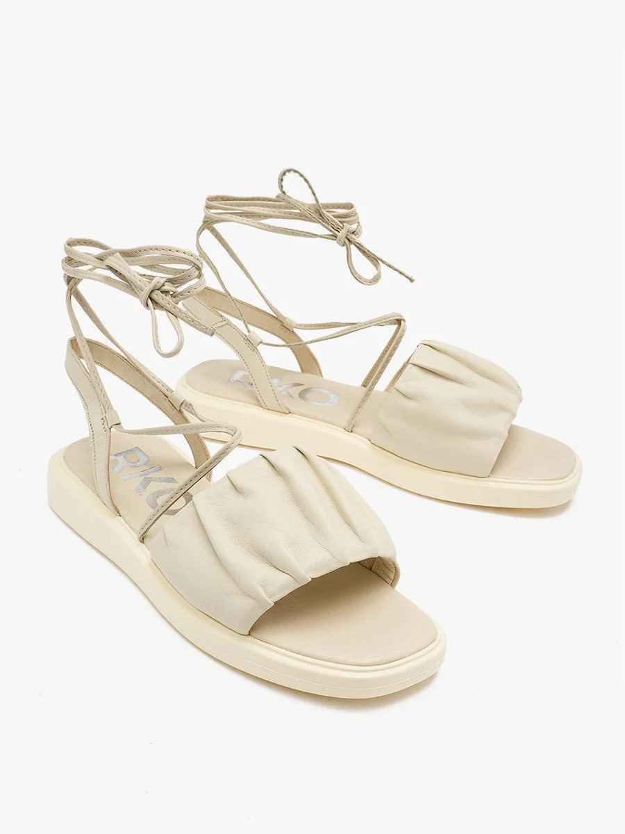 Kremowe sandały ze sznureczkami