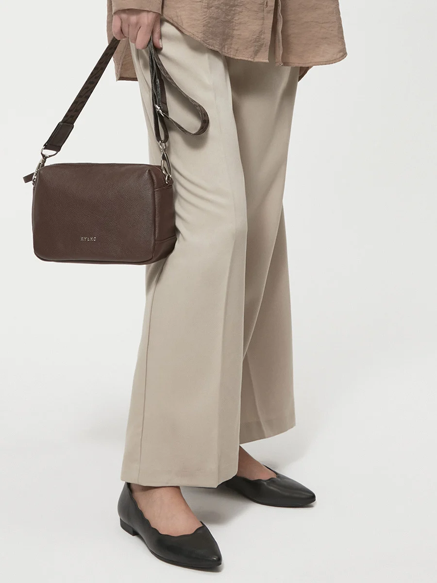 Czarne baleriny z ozdobną cholewką