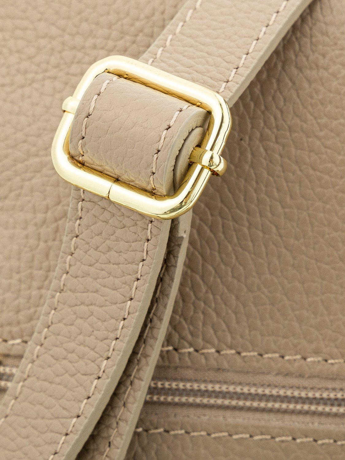 Ciemnobeżowy plecak ze złotymi elementami